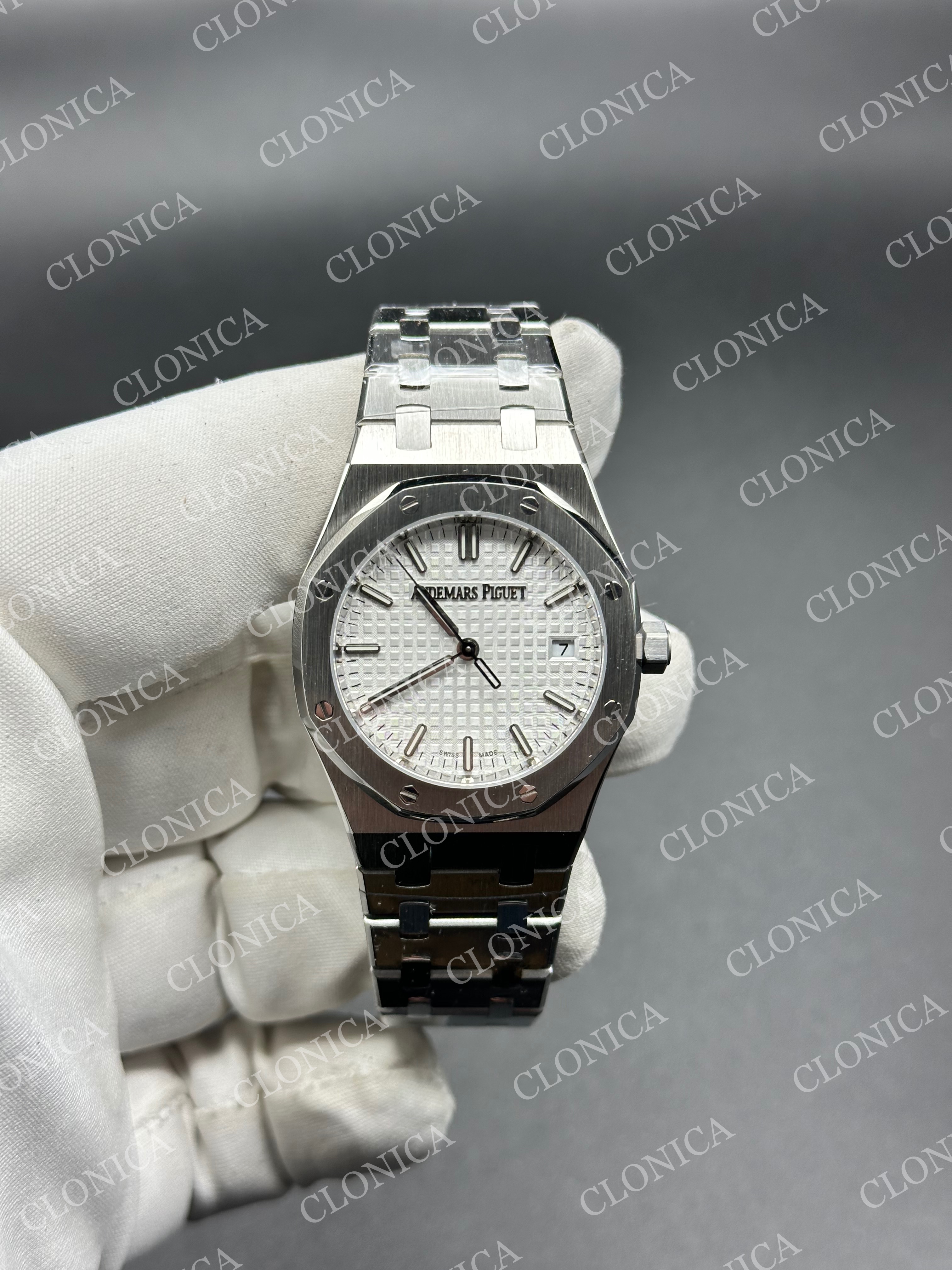AUDEMARS PIGUET 34 mm SS AUTOMATIC WHITE TEXTURED DIAL ON SS BRACELET