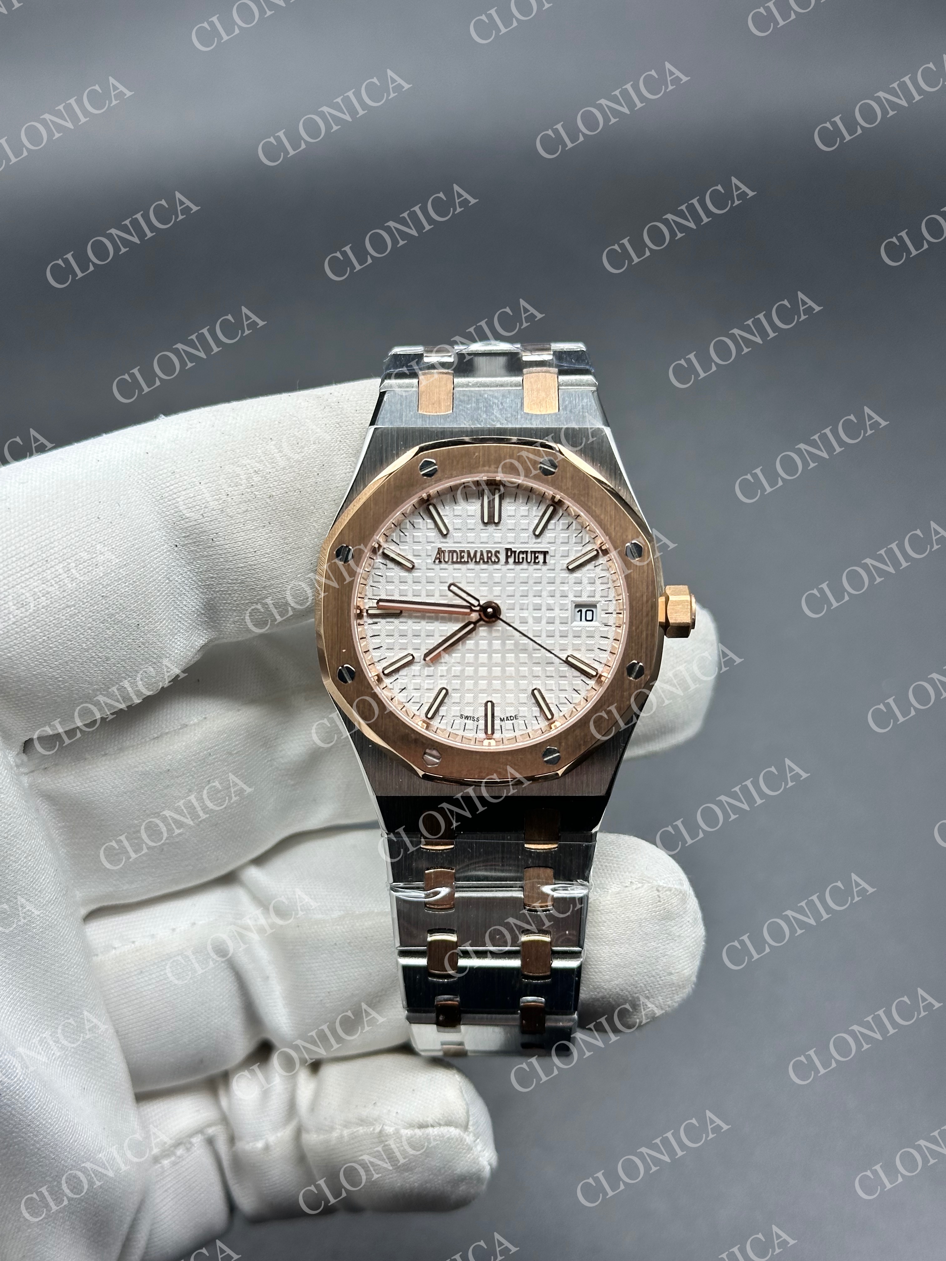 AUDEMARS PIGUET 34 mm RG/SS AUTOMATIC WHITE TEXTURED DIAL ON SS BRACELET