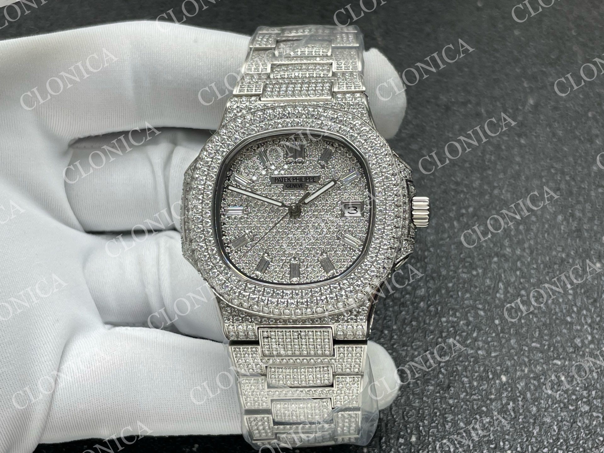 NAUTILUS 5711 DIAMOND TEXTURED DIAL ON SS DIAMOND BRACELET 